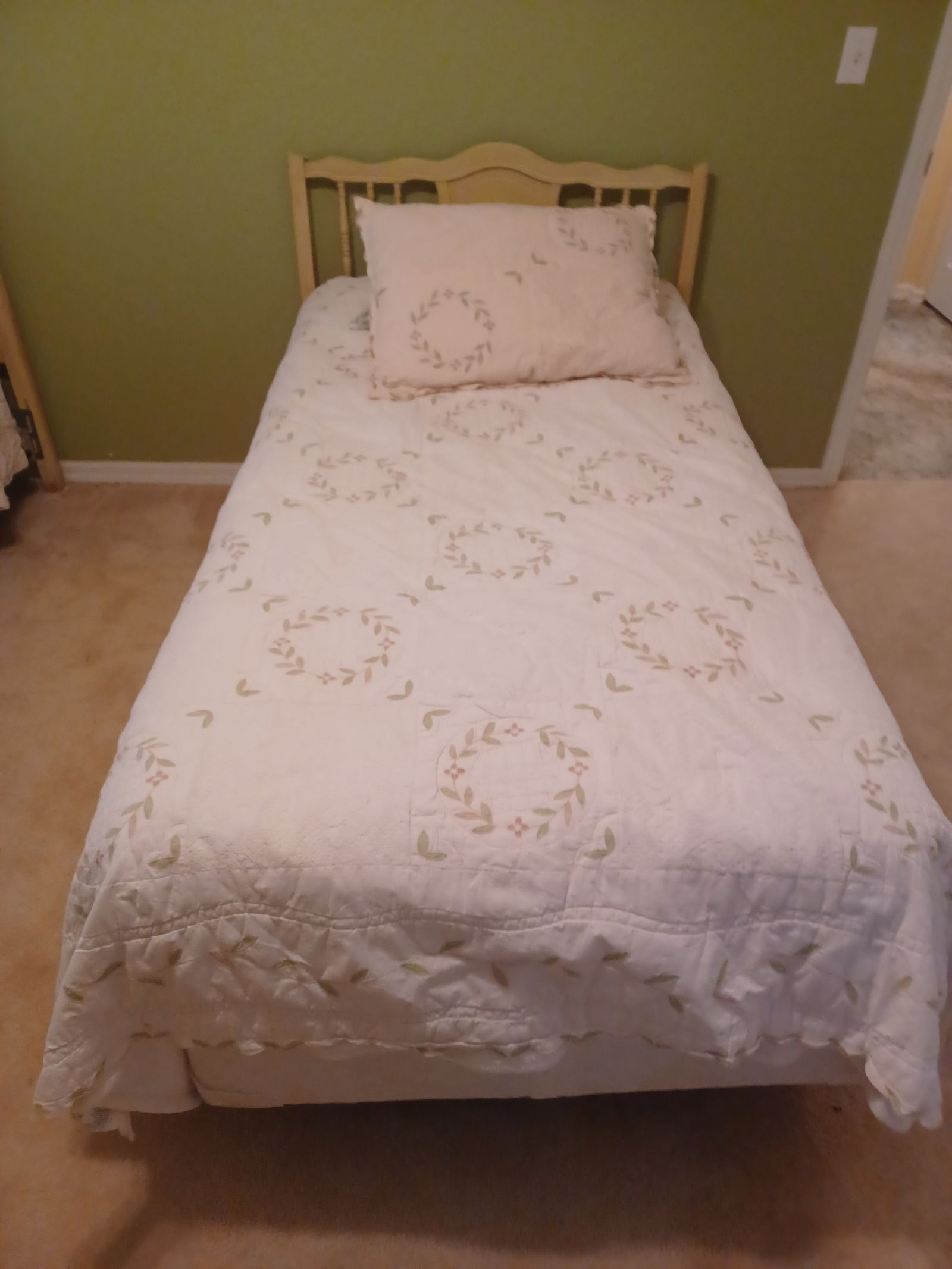 Twin Bed / Sealy Mattress & Box/ includes all bedding (1 of 6)