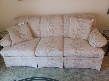Beautiful Couch / Looks Never Used