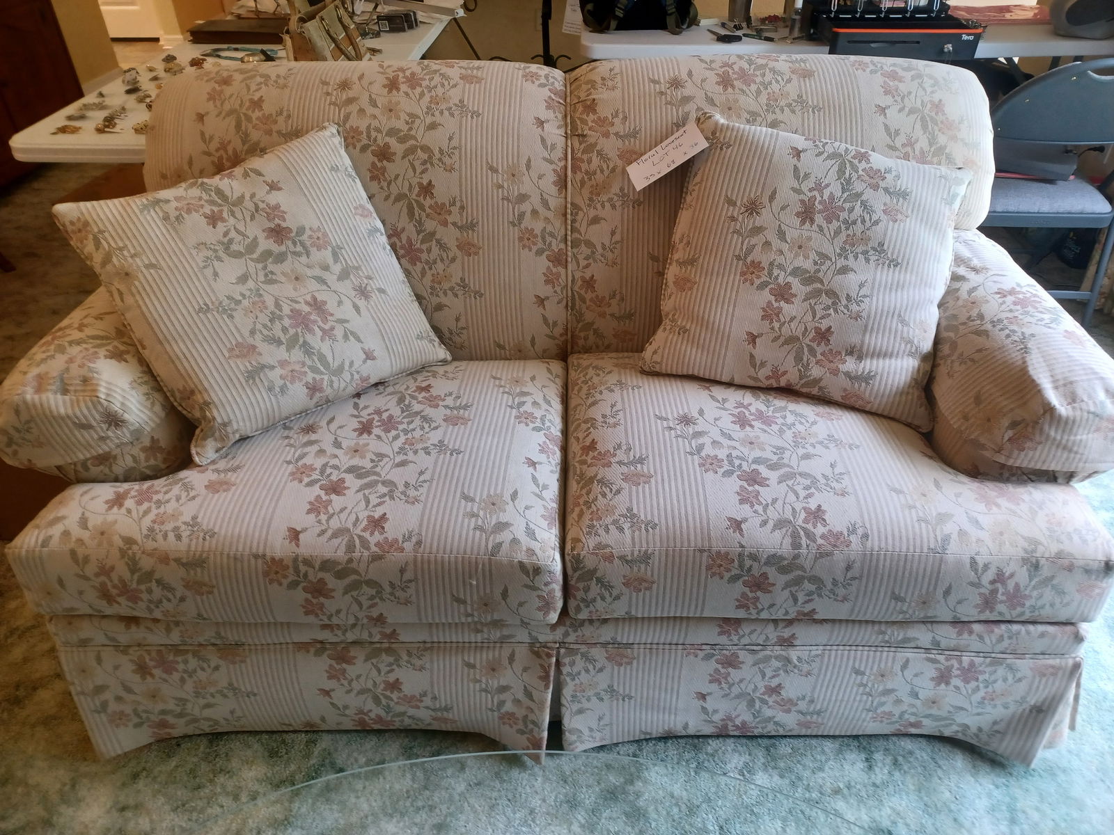 Beautiful Loveseat / Looks Never Used: Beautiful Loveseat / Looks Never Used
