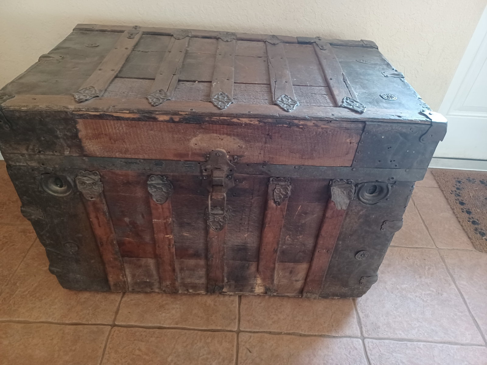 Vintage Trunk / Handle is off needs reattached: Vintage Trunk / Handle is off needs reattached
