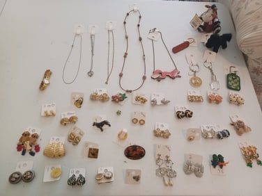Large Lot of Vintage Jewelry / Earrings are clip back