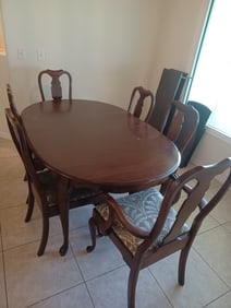 Mahogany Queen Anne Style Dining Set includes 2 leaves and table top pad