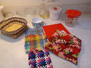 Mixed Kitchen Lot with Pyrex