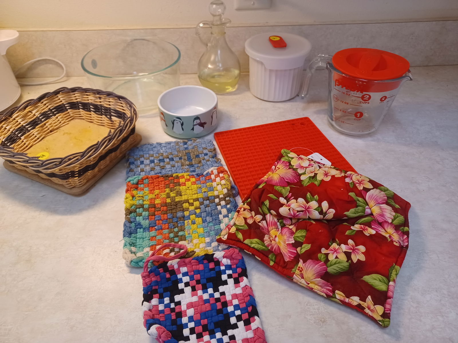 Mixed Kitchen Lot with Pyrex: Mixed Kitchen Lot with Pyrex