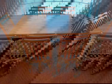 Farm House Table and 6 chairs w/ seat covers/ Great condition