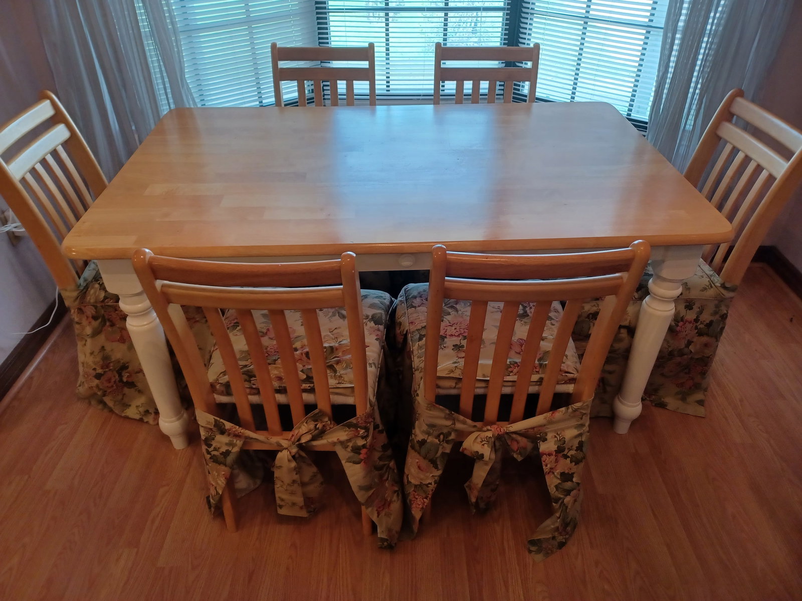 Farm House Table and 6 chairs w/ seat covers/ Great condition: Farm House Table and 6 chairs w/ seat covers/ Great condition