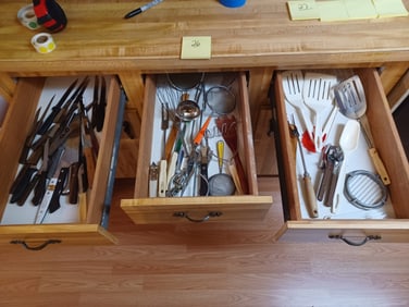 Lot of 3 drawers full of knives and other kitchen utensils