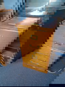 Oak File Cabinet / no key