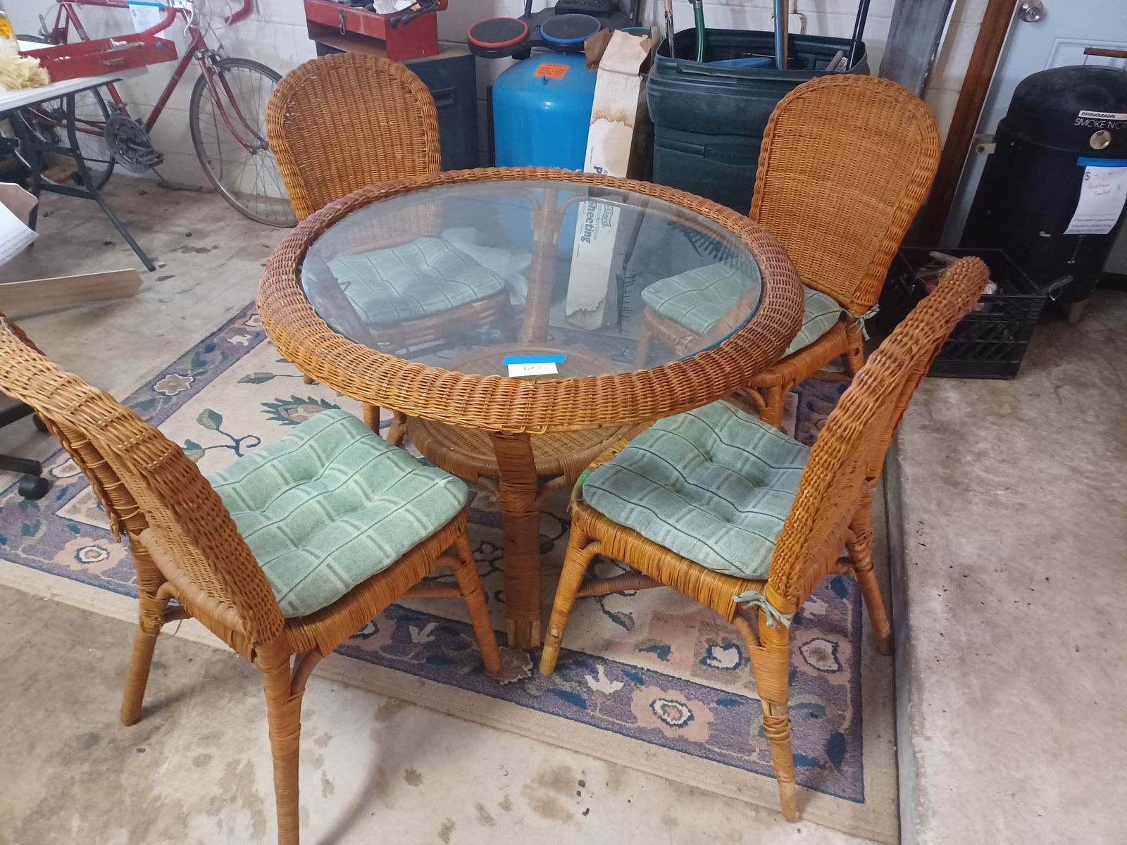 Wicker Table & Chairs / See photps for condition issues: Wicker Table & Chairs / See photps for condition issues