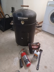 Brinkman Smoke n Grill / Lid needs a screw for handle/ as seen