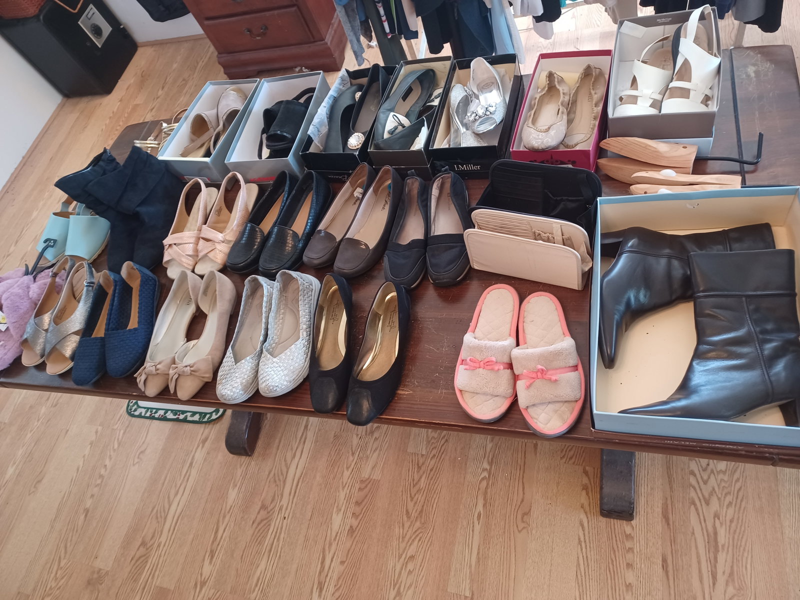 Large Lot Womens shoes includes white shelfs & Wire Rack/ all shoes seen: Large Lot Womens shoes includes white shelfs & Wire Rack/ all shoes seen