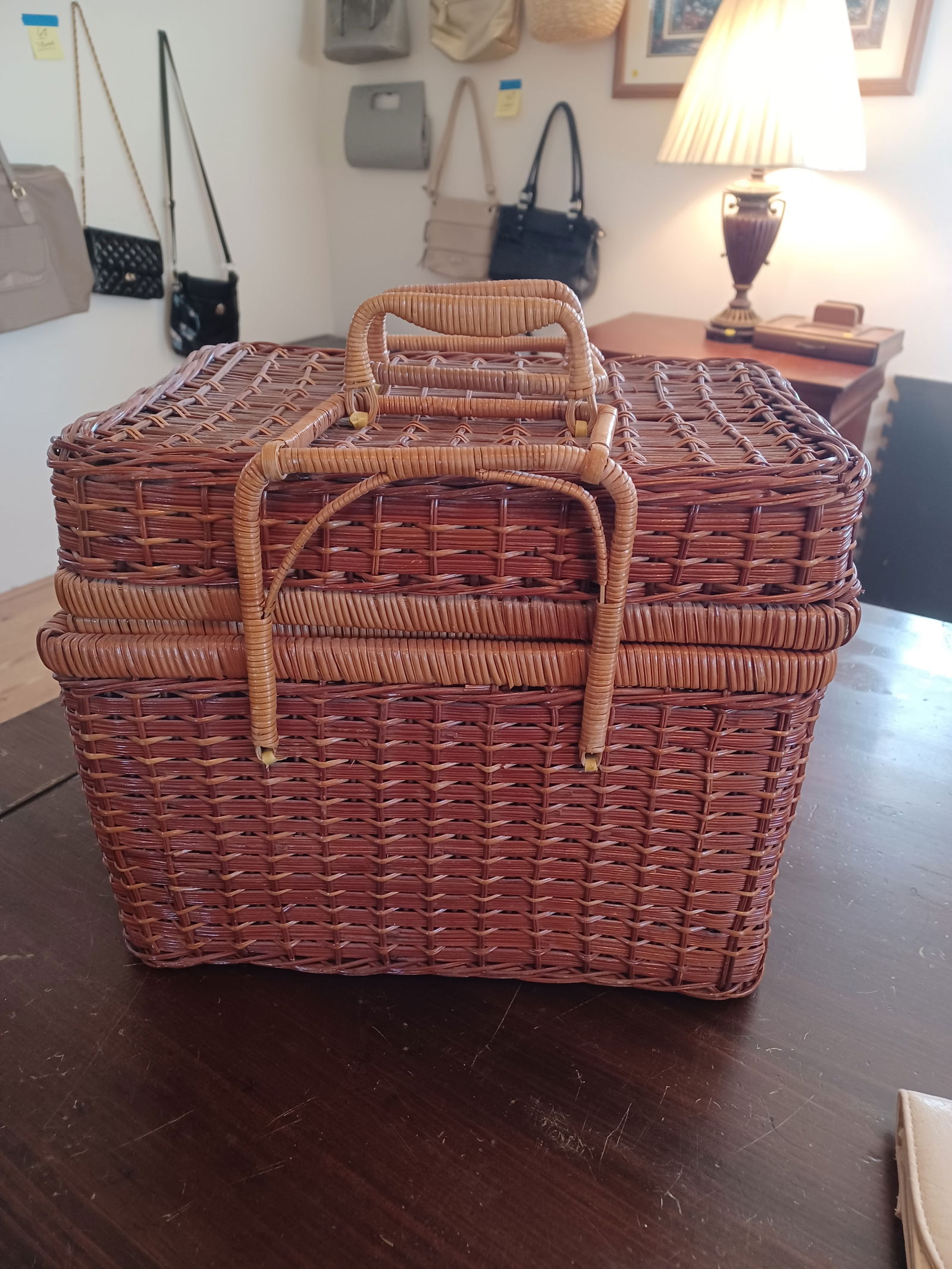 Vintage Wicker Picnic Basket: Vintage Wicker Picnic Basket