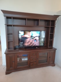 Nice Quality Tv Stand & Contents / TV sold seperatly