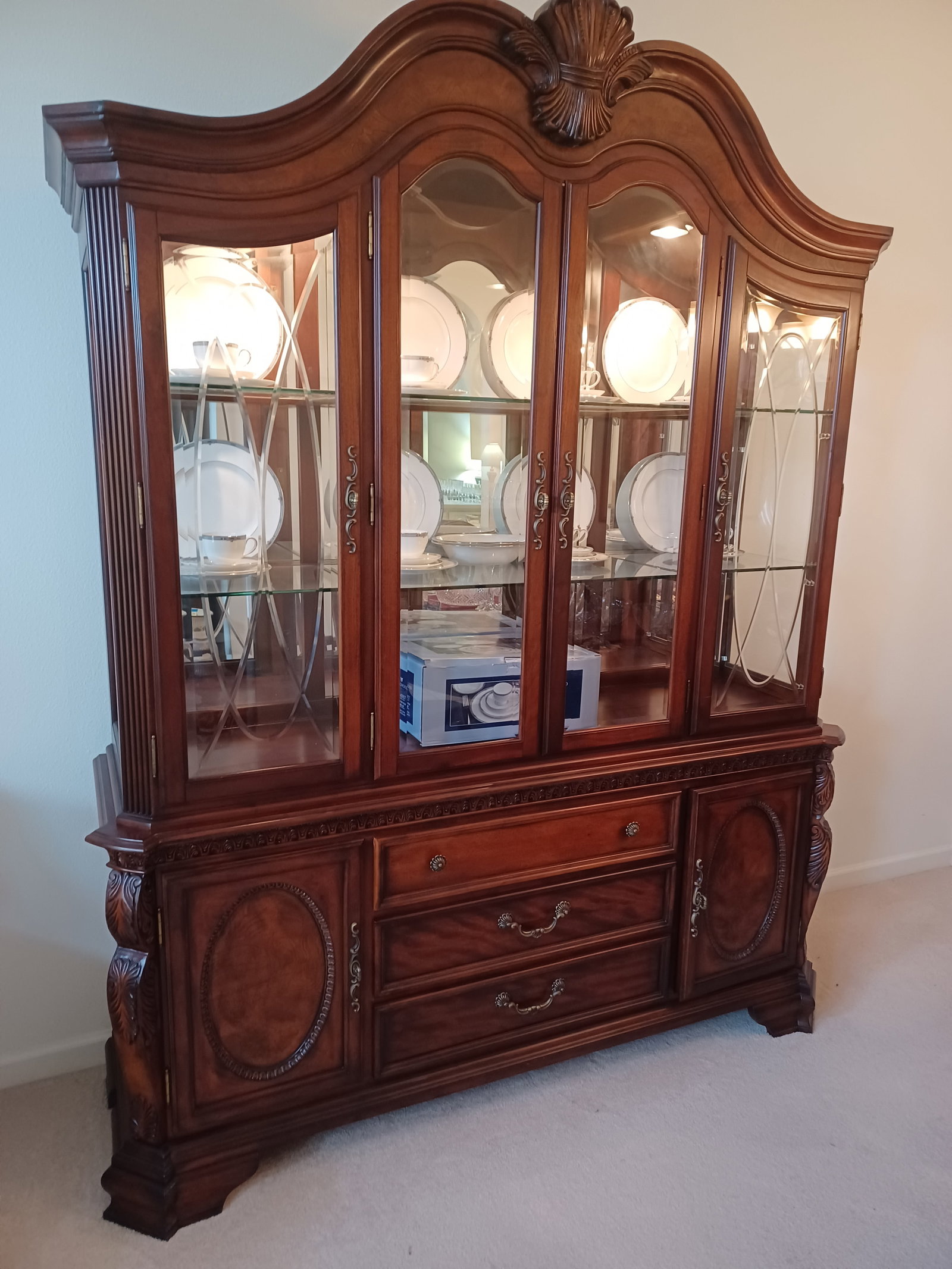 Beautifully Elegant mahogany China Cabinet: Beautifully Elegant mahogany China Cabinet
