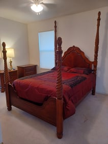 Stunning Mahogany 4 Poster with Serta Perfect Sleeper Mattress & Box Springs / Includes bedding
