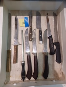 Lot of knives in drawer all seen