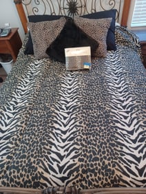 NEW Luxury Percale Queen Comfortor and Sheet Set / Includes all pillows shown