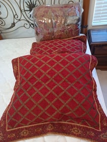 NEW Queen Comfortor and Decorative Pillow Set