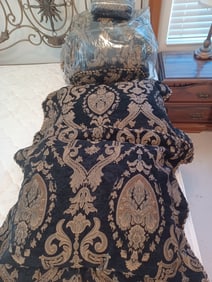 NEW Queen Comfortor and Decorative Pillow Set / Plus Bed Skirt