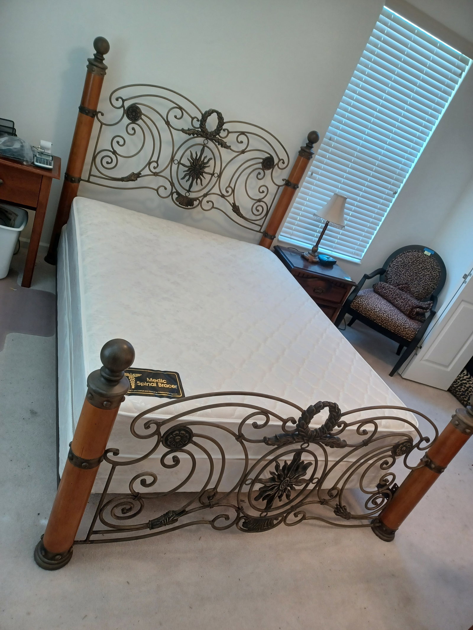 Stunning Queen Metal & Wood Bed with Medic Spinal Bracer Mattress Set/ Mattress is immaculate: Stunning Queen Metal & Wood Bed with Medic Spinal Bracer Mattress Set/ Mattress is immaculate