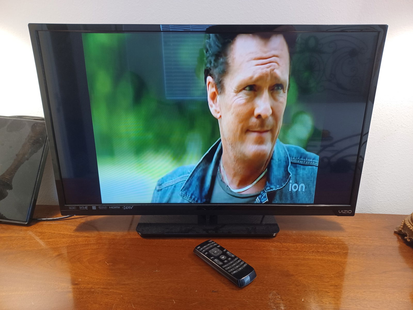 VIZIO 31" Flat Screen TV (1 of 8)