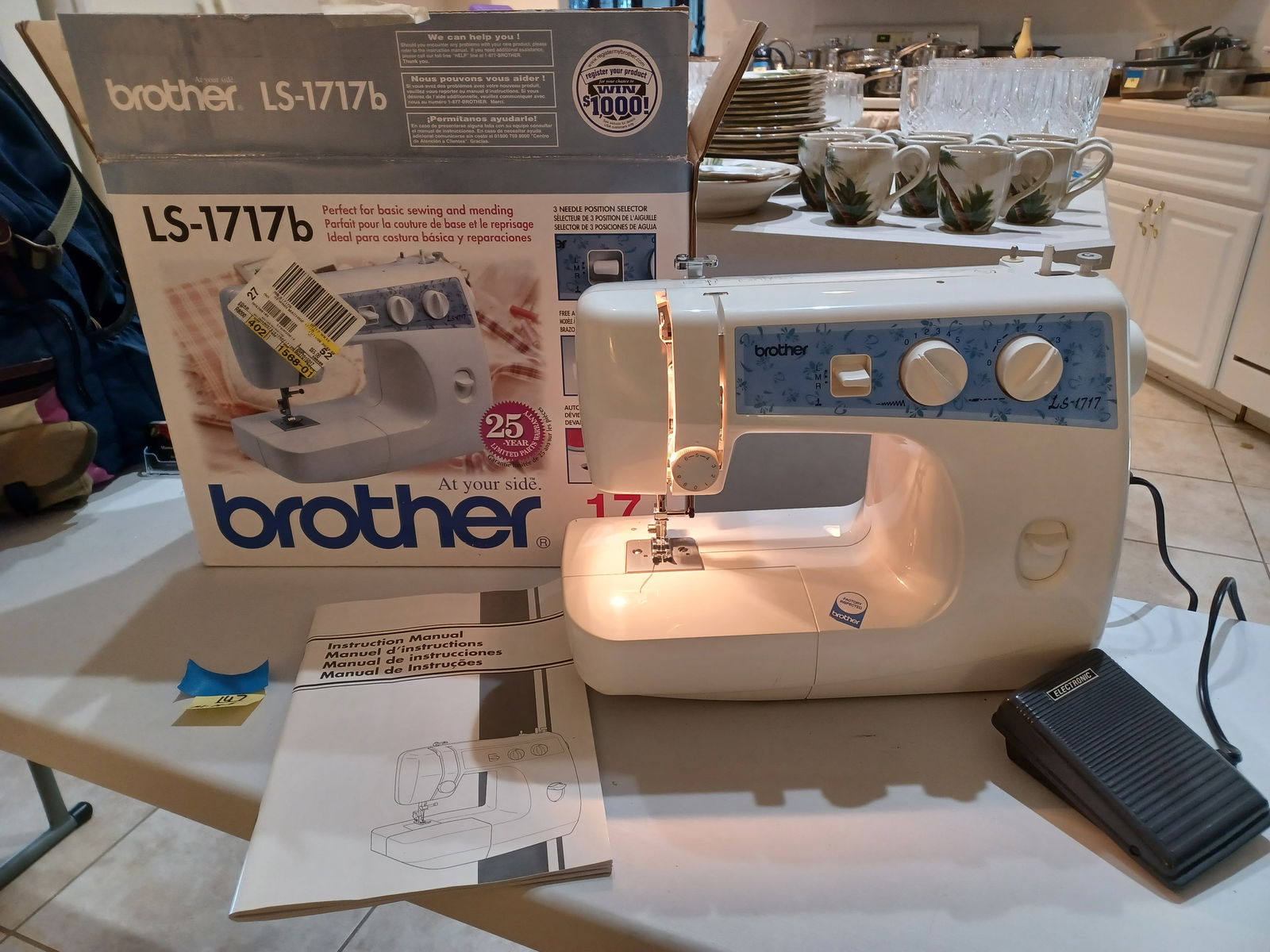 LIKE NEW Brother LS-1717b Sewing Machine (1 of 9)