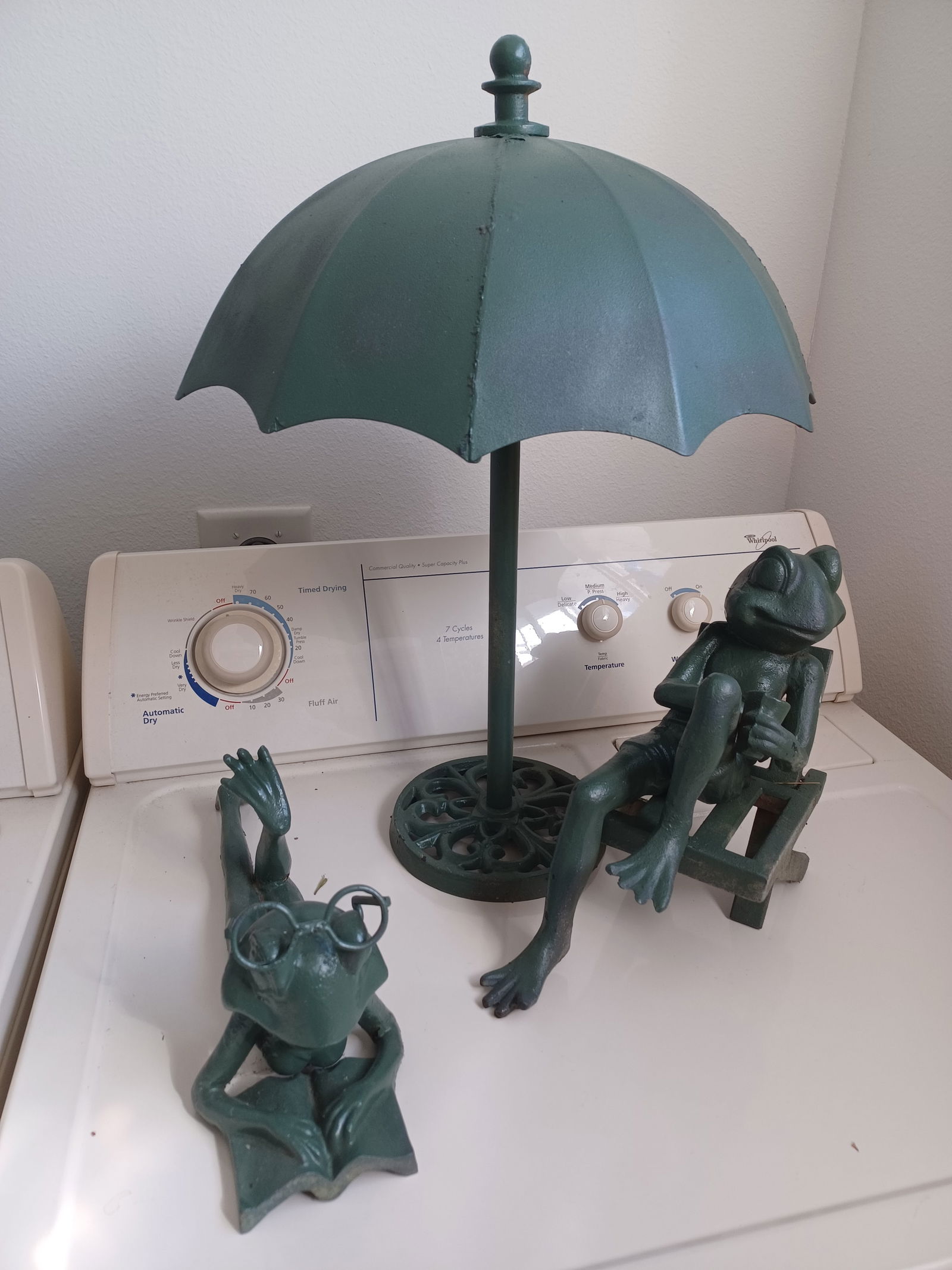 Unique Wrought Iron Sunbathing Frogs & Umbrella Statue (1 of 6)