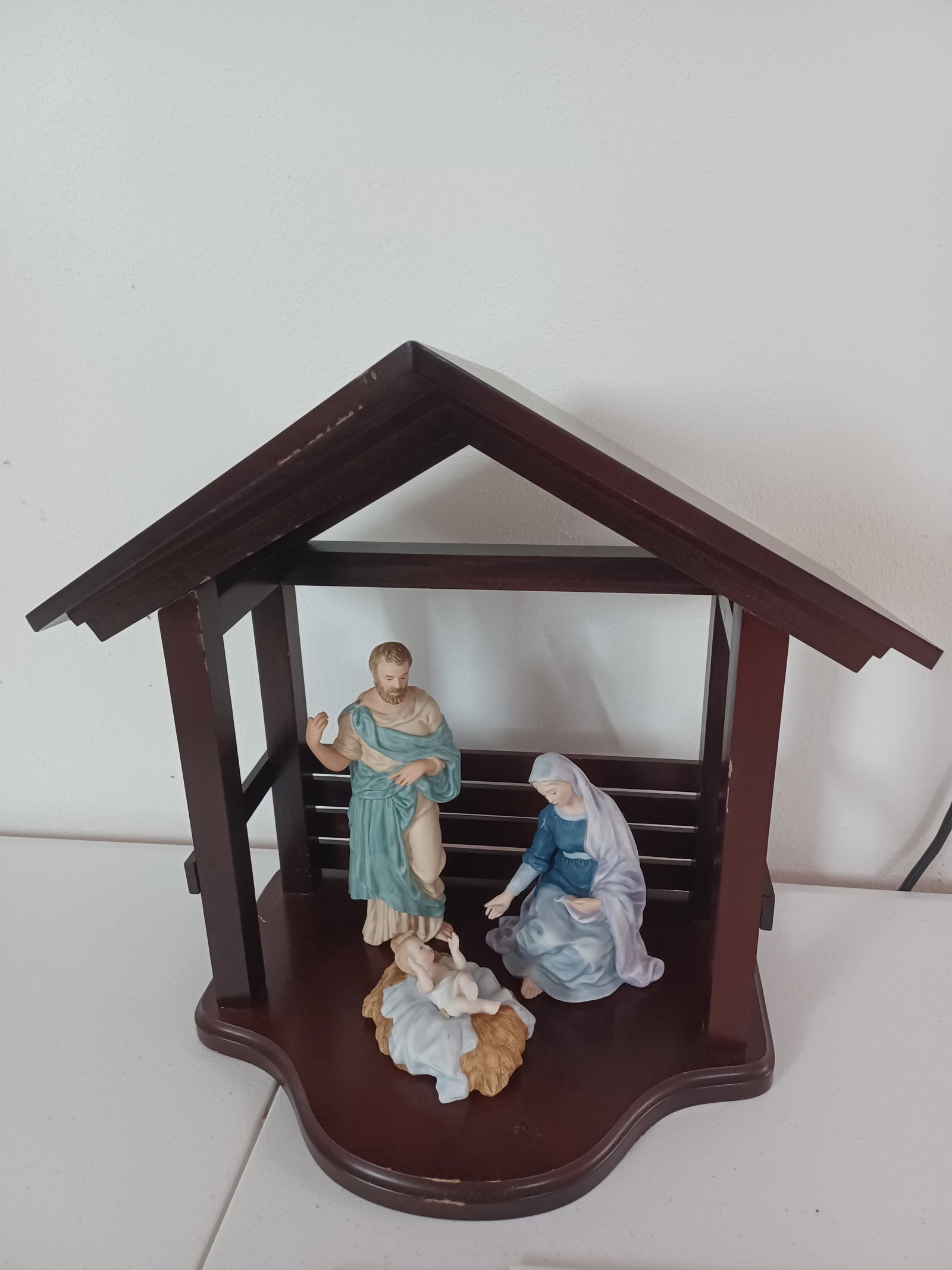 Lenox The Holy Family Manger Scene/ condition issues see photos: Lenox The Holy Family Manger Scene/ condition issues see photos