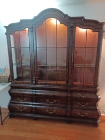 Elegant Hendredon Mahogany China Hutch