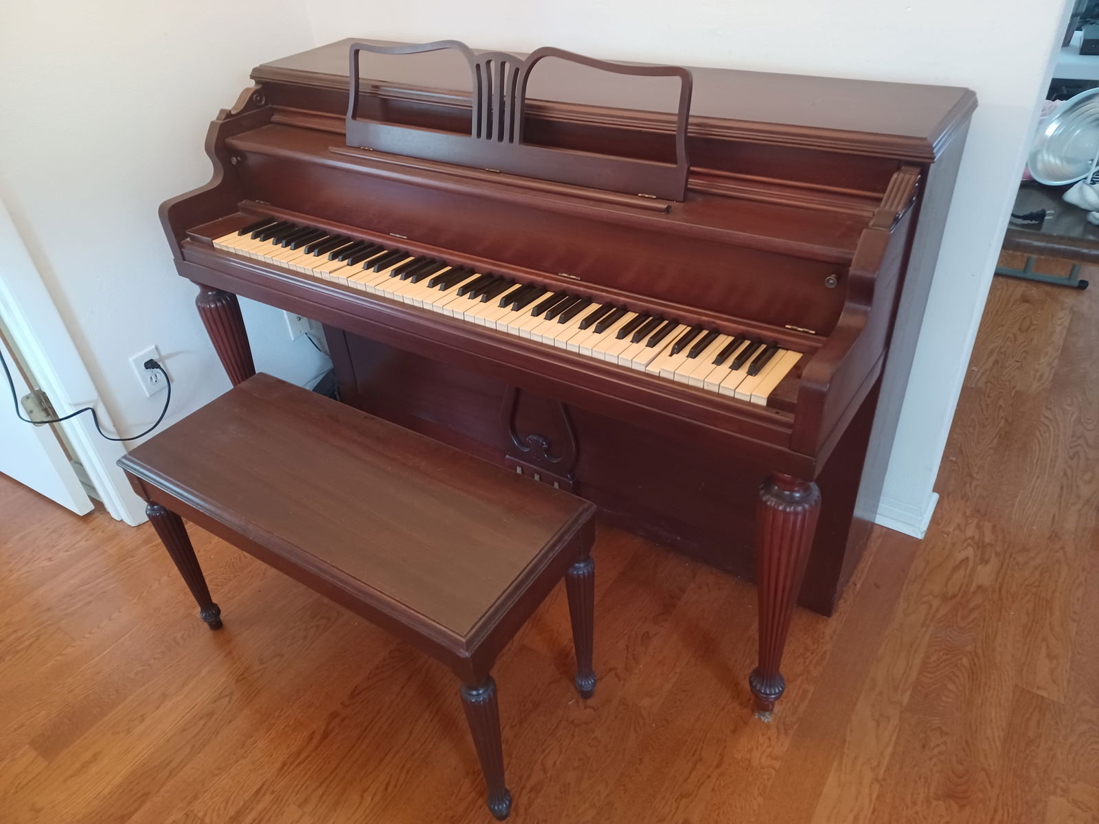 Vintage Gulbransen Mahogany Piano & Matching Bench / some keys are sticking/ needs serviced (1 of 18)