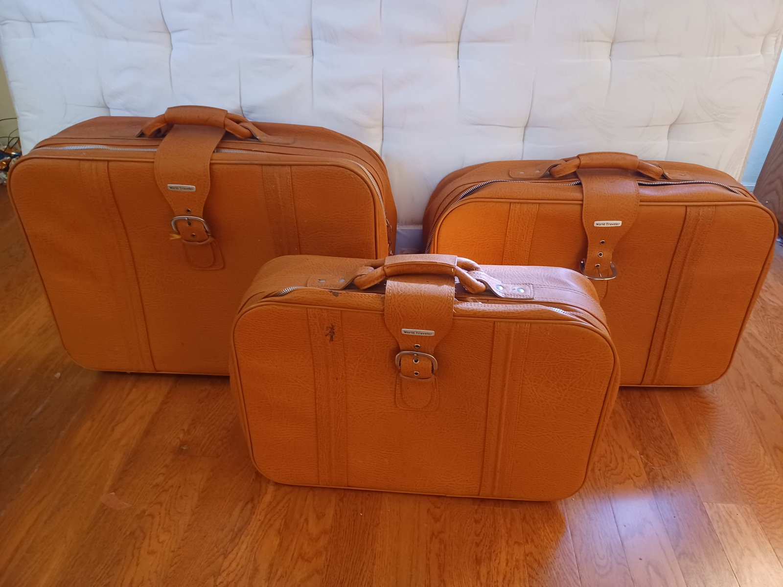 Vintage set of 3 Suitcases: Vintage set of 3 Suitcases