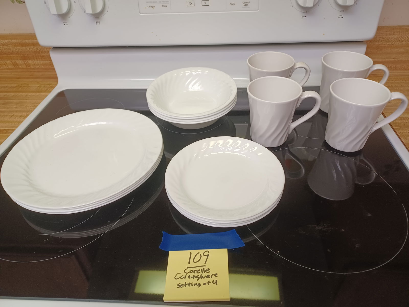 Complete Set of Corelle Dinnerware / 4 place settings (1 of 4)