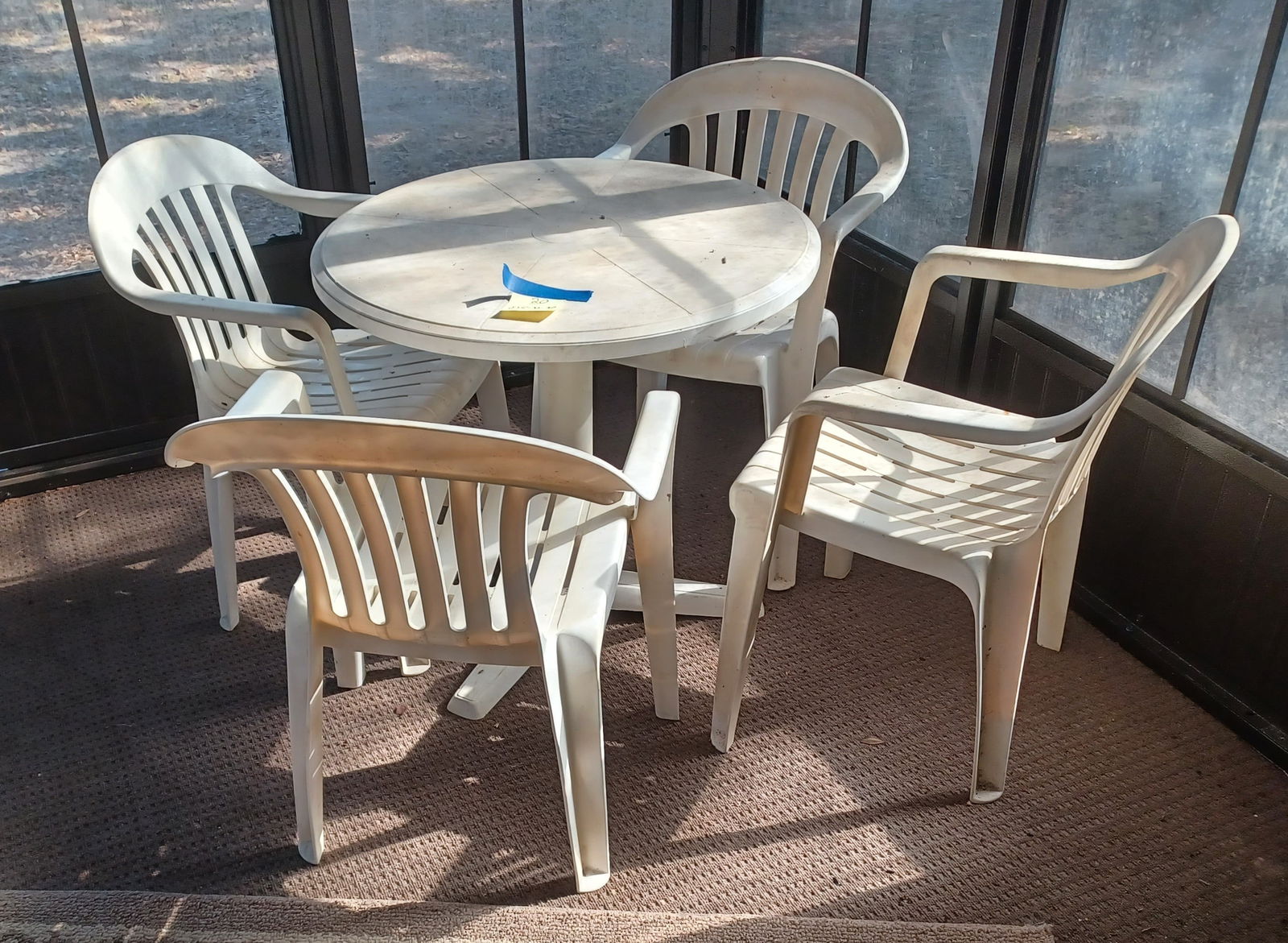 White Vinyl Table and 4 Chairs / needs deep cleaned (1 of 3)