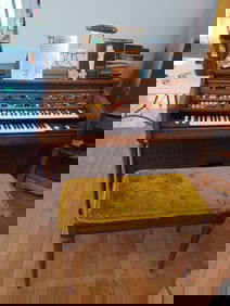 Beautiful Yamaha Organ with bench anf large amount of sheet music