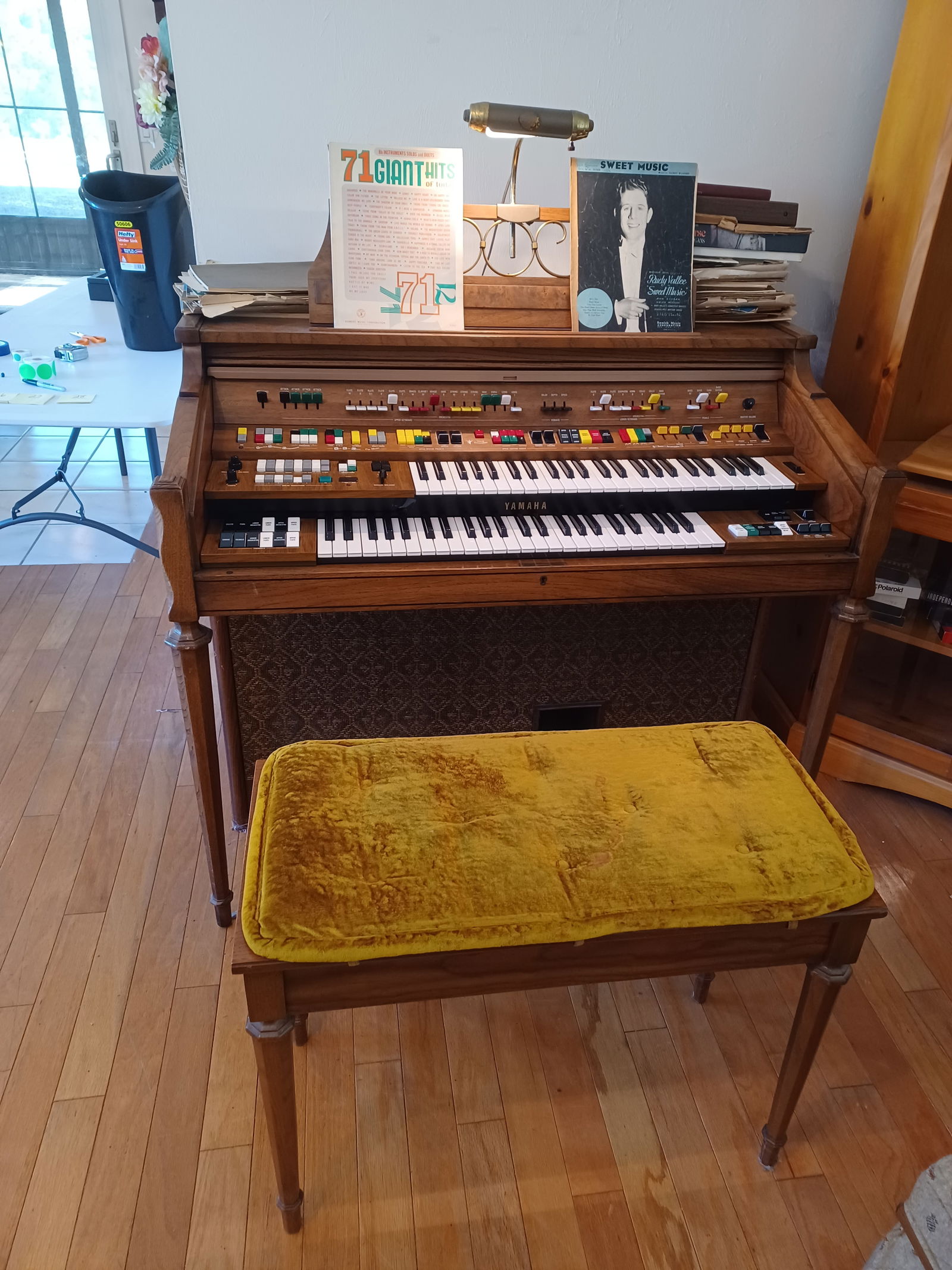 Beautiful Yamaha Organ with bench anf large amount of sheet music (1 of 15)