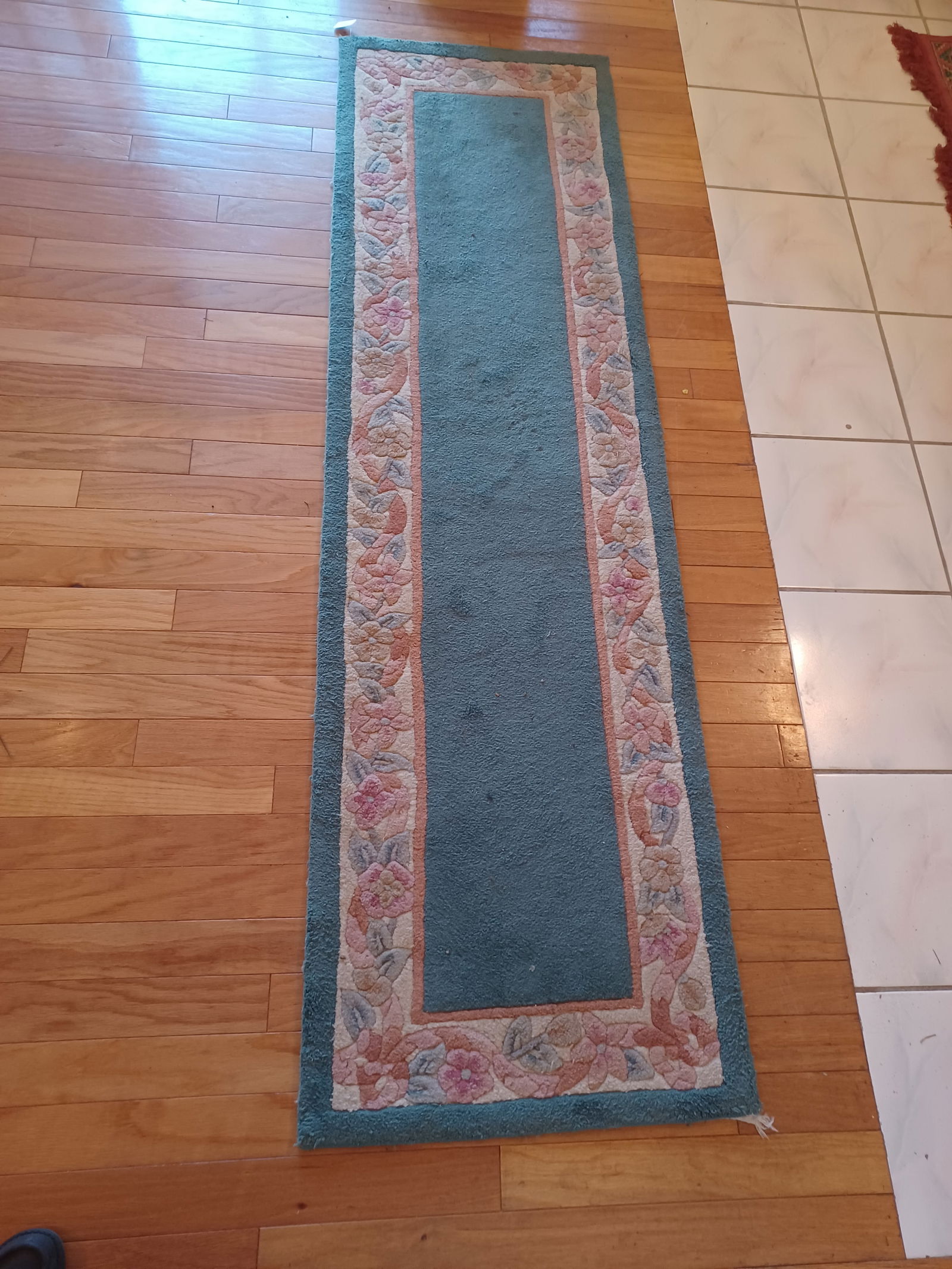 Sculpted Runner Rug by Jubilee: Sculpted Runner Rug by Jubilee