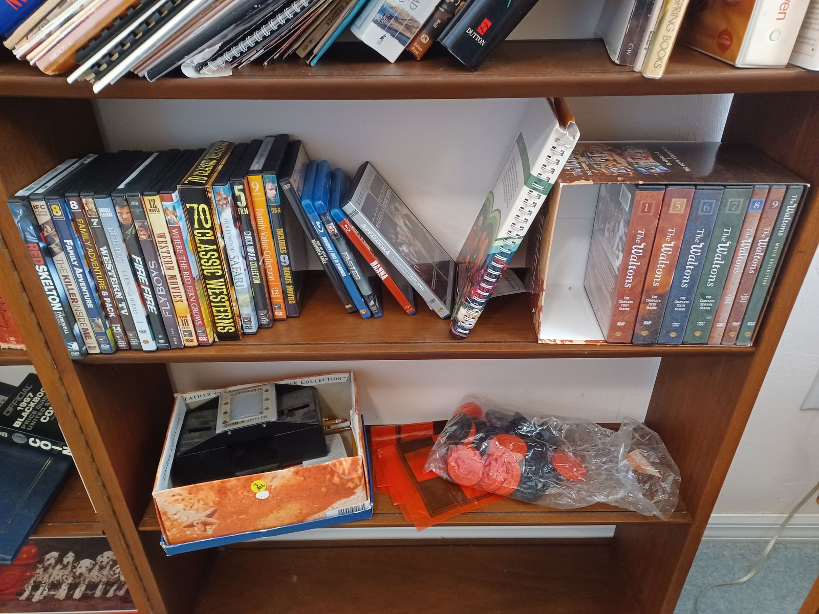 Contents of Bookshelf / bookshelf not included - 7