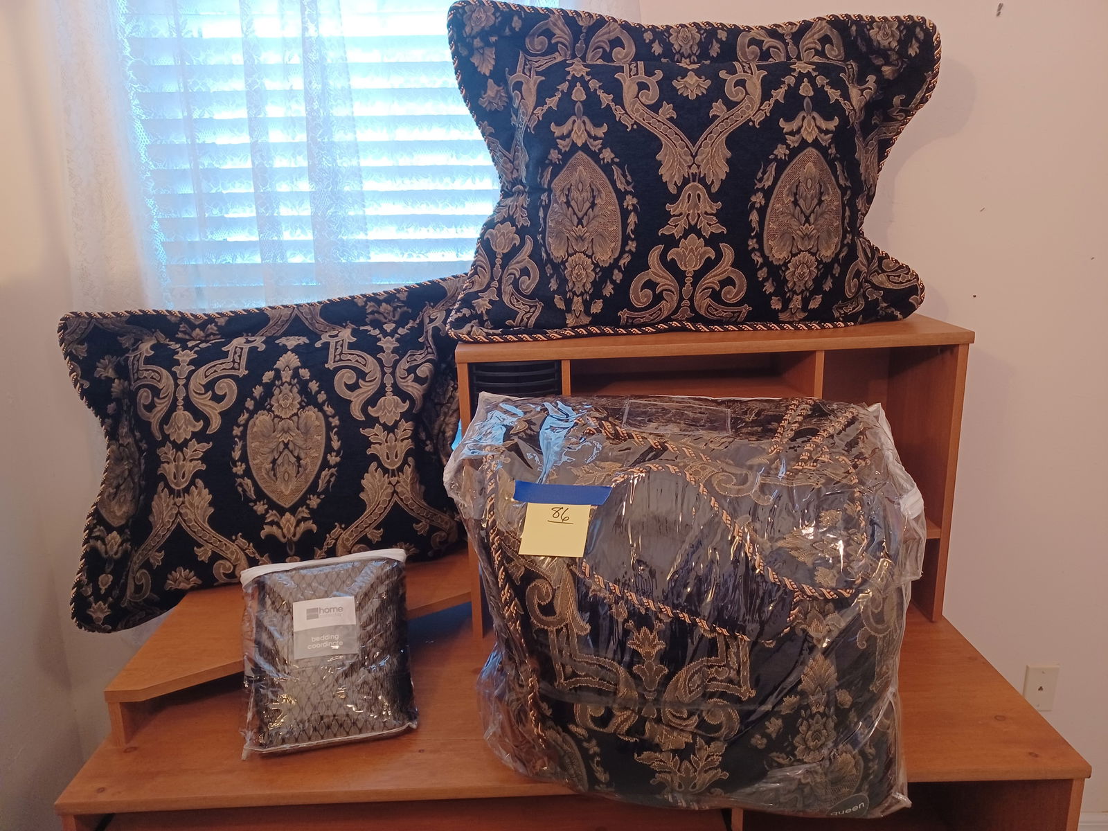 NEW JC Penny Queen Bedding Set / Comforter, 2 pillows, 2 shams, 1 bedskirt: NEW JC Penny Queen Bedding Set / Comforter, 2 pillows, 2 shams, 1 bedskirt
