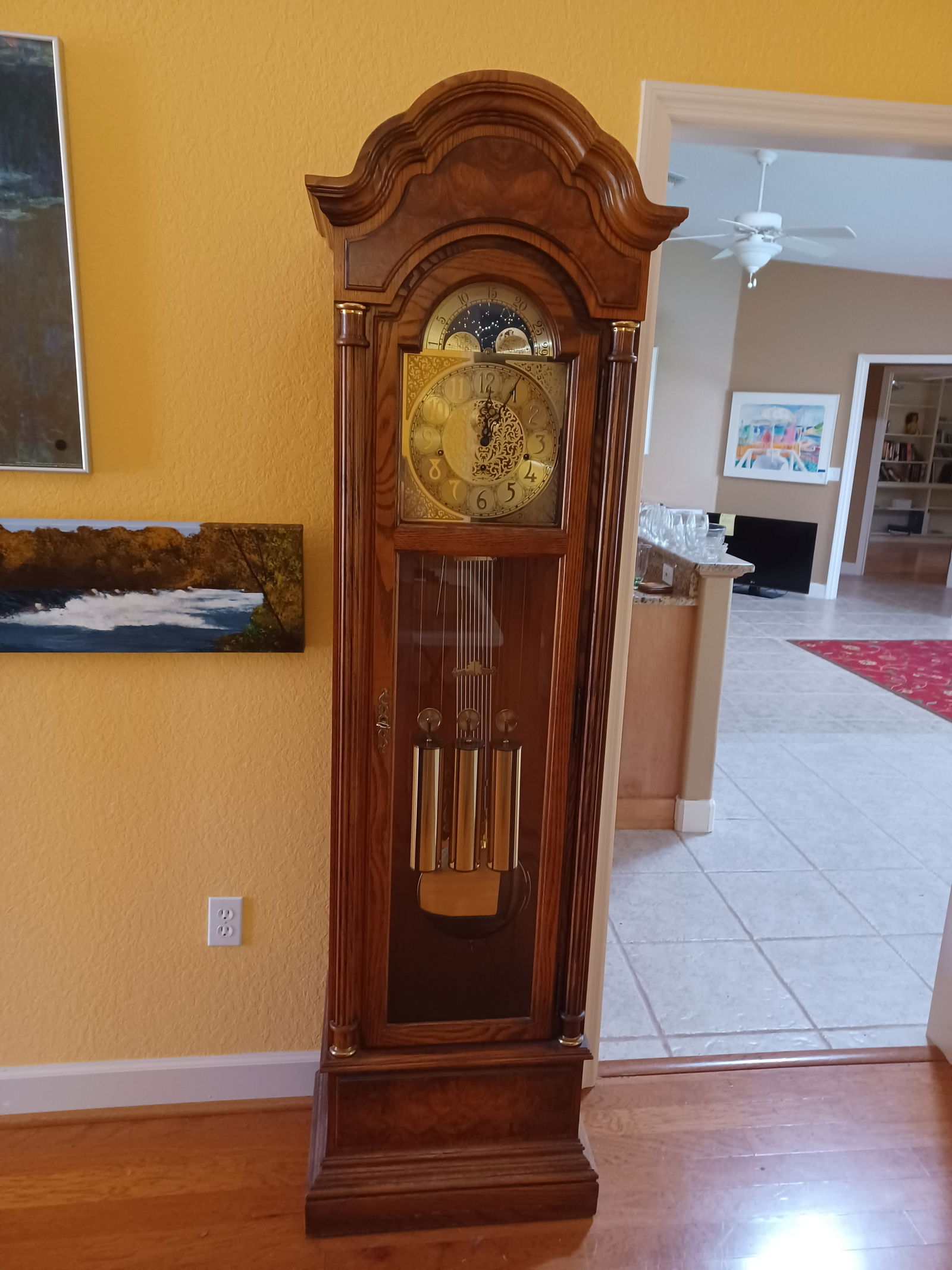 Ornate Beautiful Grandfather Clock by Howard Miller / Tested and working: Ornate Beautiful Grandfather Clock by Howard Miller / Tested and working