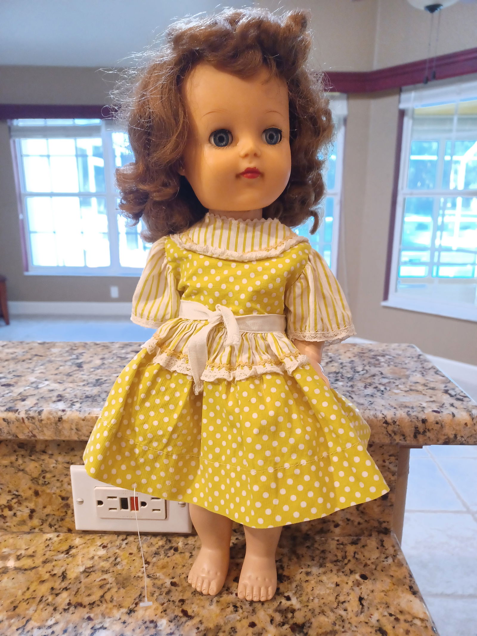 Vintage Ideal Doll/ Makes noise when picked up/ Eyes Close / Great Shape: Vintage Ideal Doll/ Makes noise when picked up/ Eyes Close / Great Shape