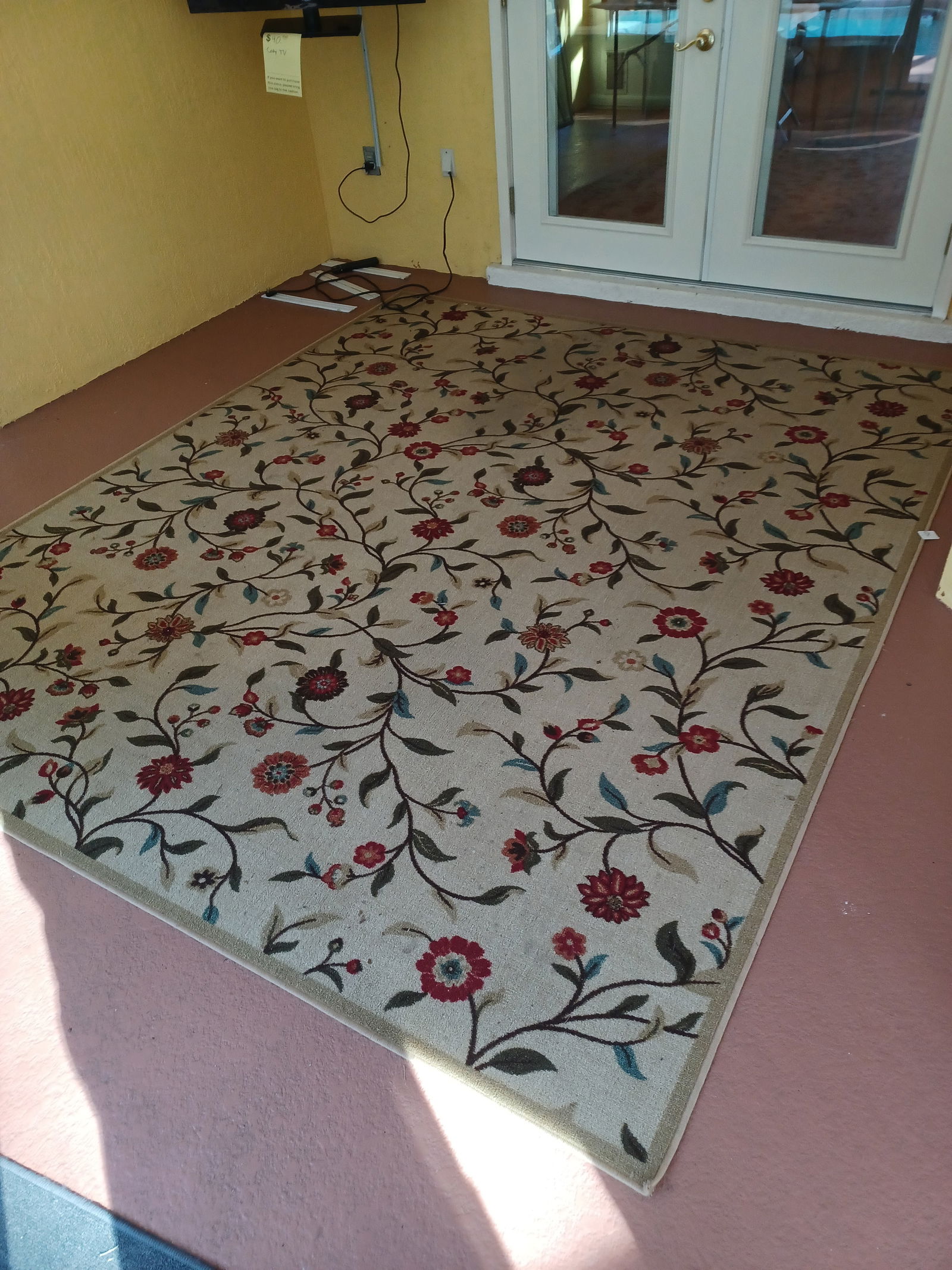 Large Area Rug / Needs a good cleaning / as seen: Large Area Rug / Needs a good cleaning / as seen