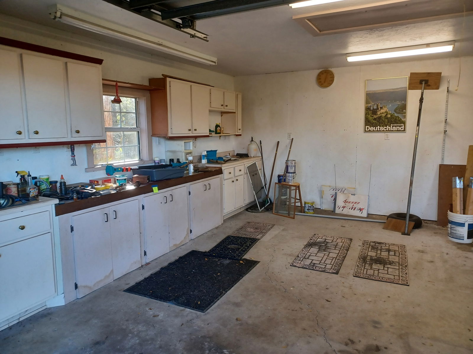 Entire Remaining Contents of the garage includes averything on counters and shown in photos.: Entire Remaining Contents of the garage includes averything on counters and shown in photos.