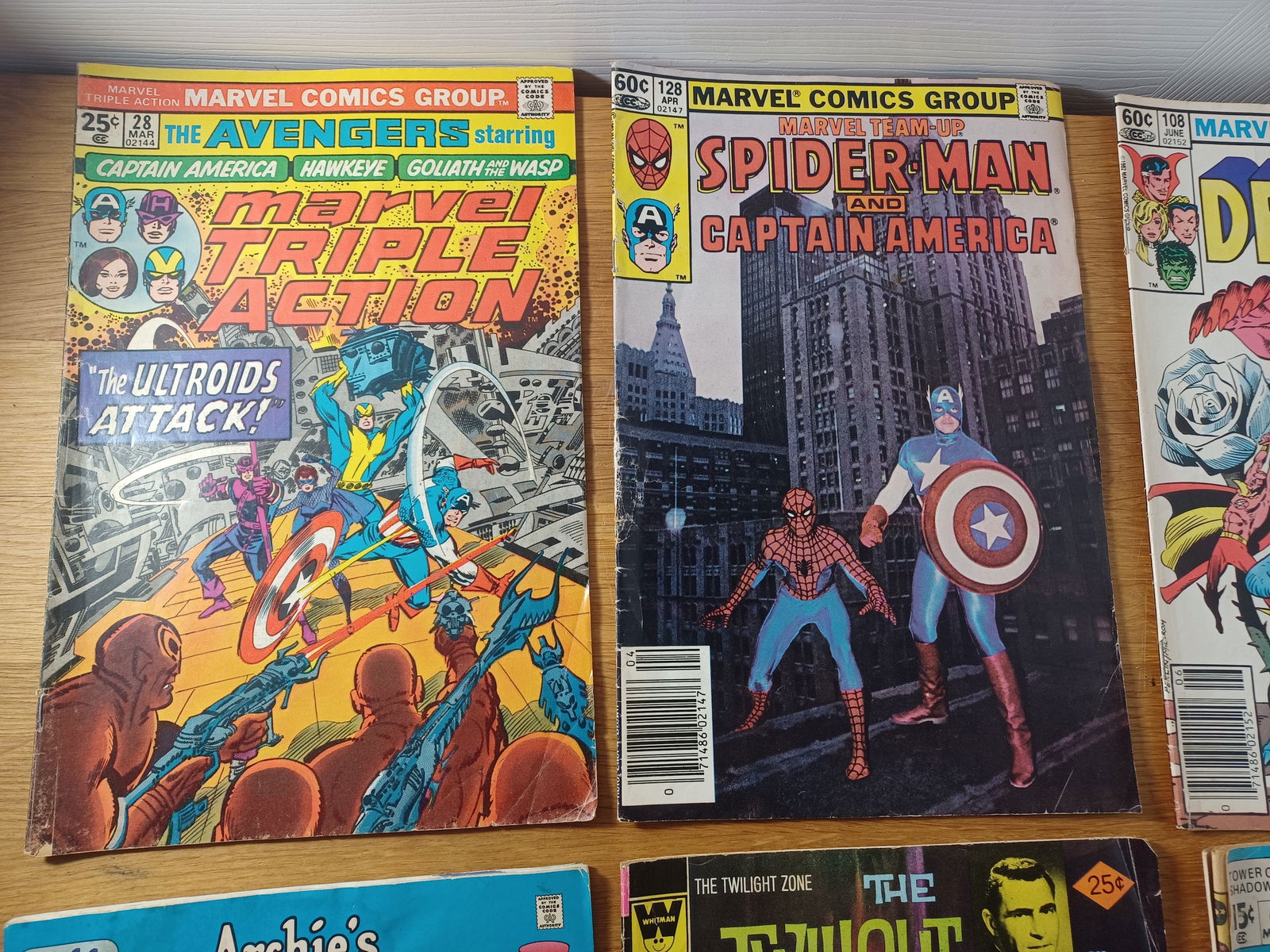 Lot of 6 Comic Books / As seen - 3