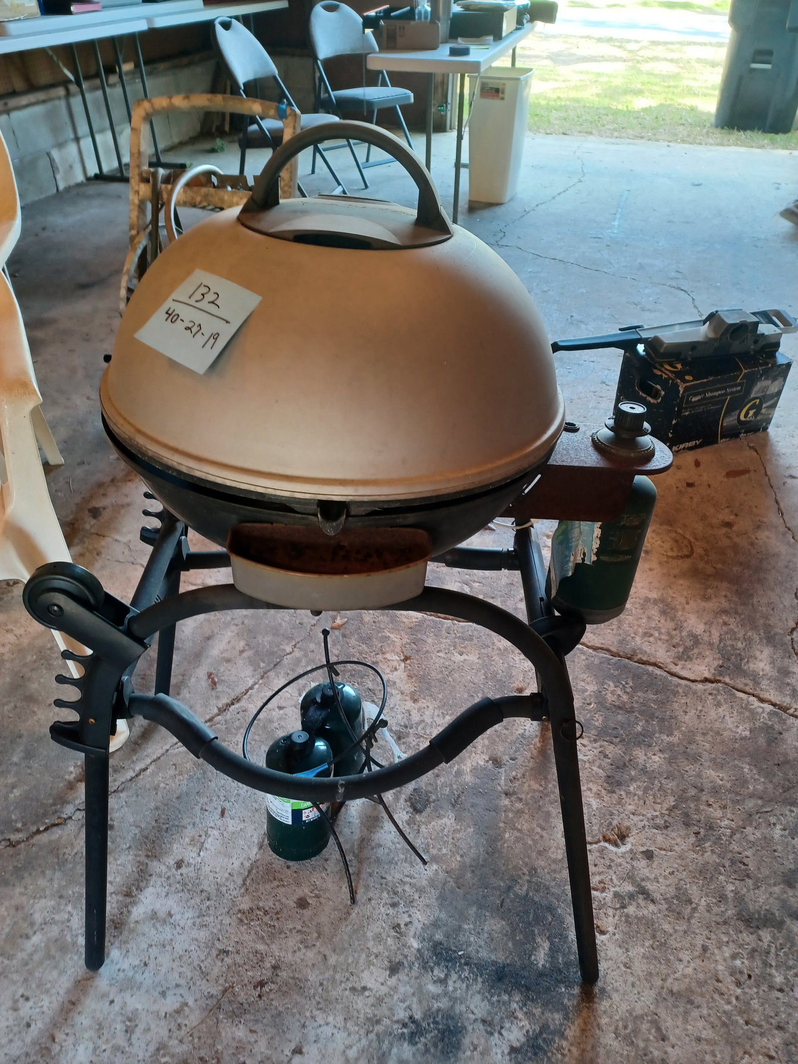 Grill Lot, includes extra fuel tanks, 3 chairs and hose rack - 2