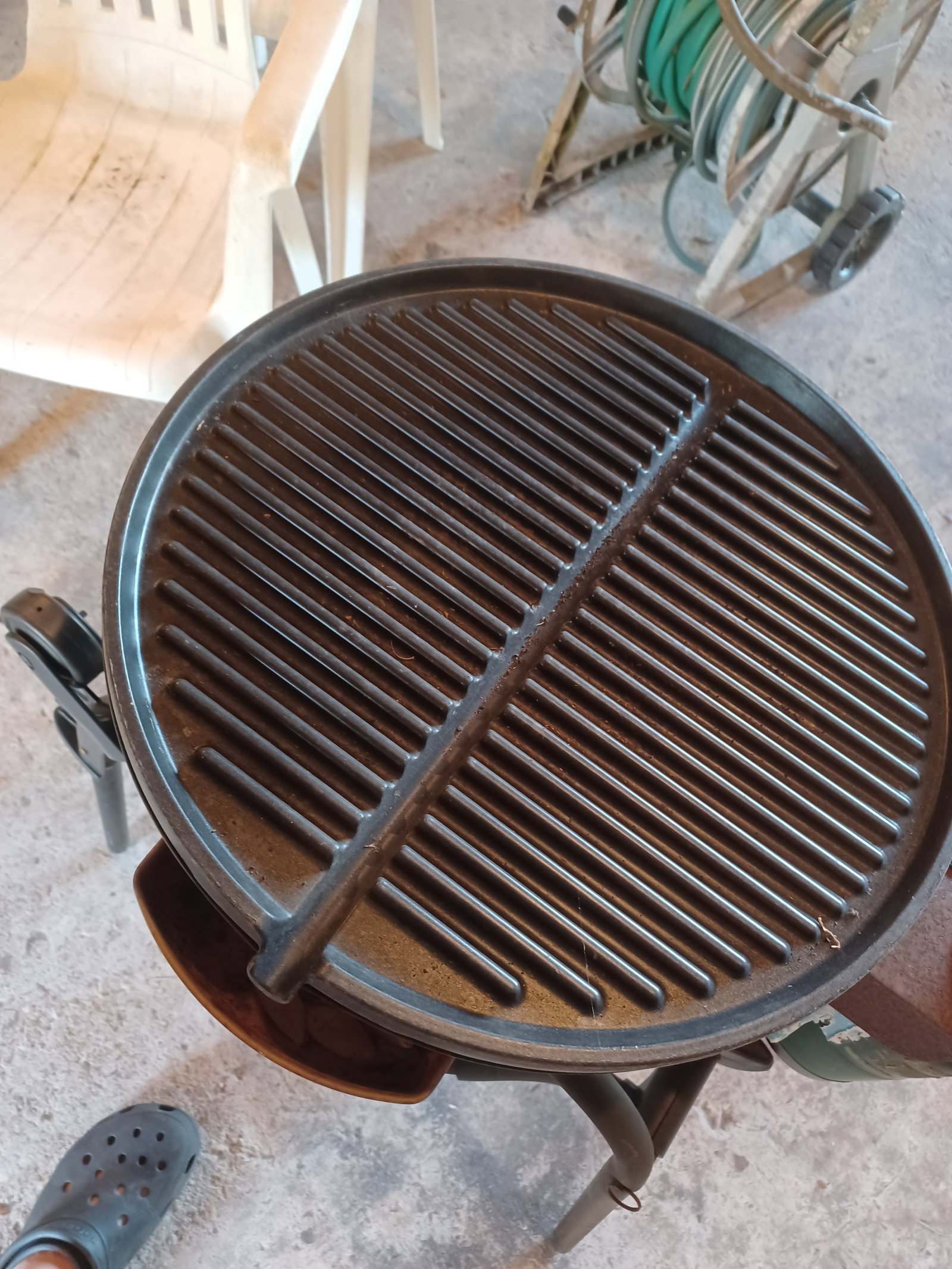 Grill Lot, includes extra fuel tanks, 3 chairs and hose rack - 3