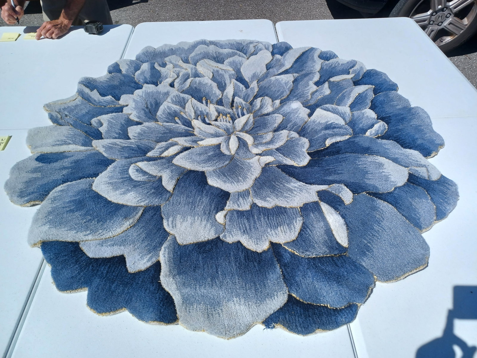 Unique Wool Flower Design Area Rug: Unique Wool Flower Design Area Rug