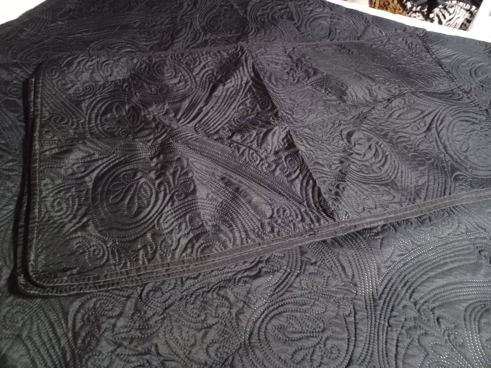 Detailed Quilted Black Bed Spread with 2 Shams 96 x 114 - 3