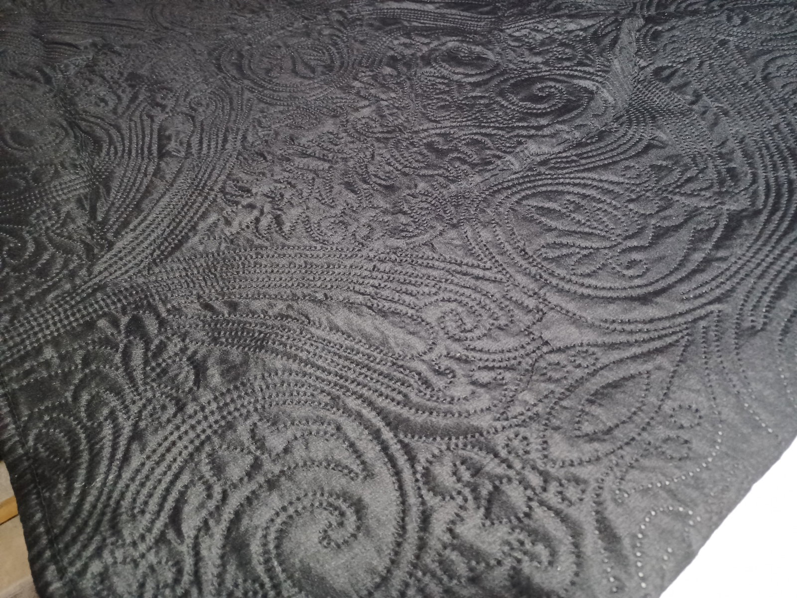 Detailed Quilted Black Bed Spread with 2 Shams 96 x 114 - 8