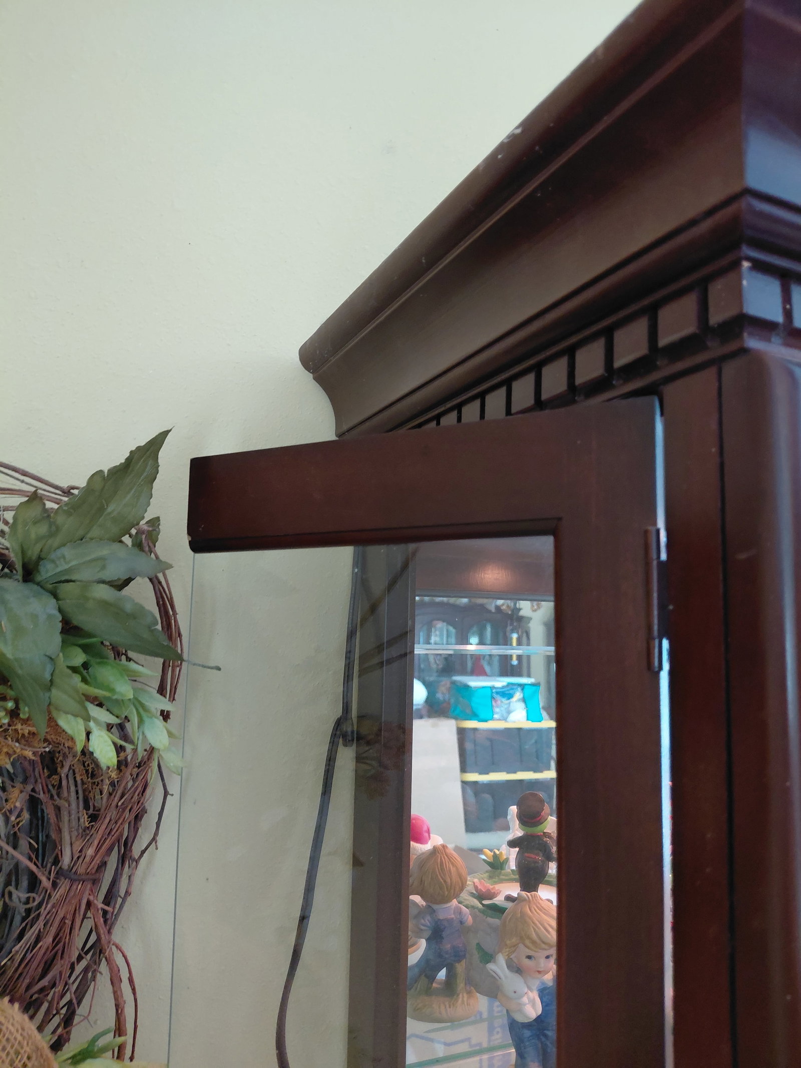 Mahogany Display Case with Light / Needs a good cleaning - 10