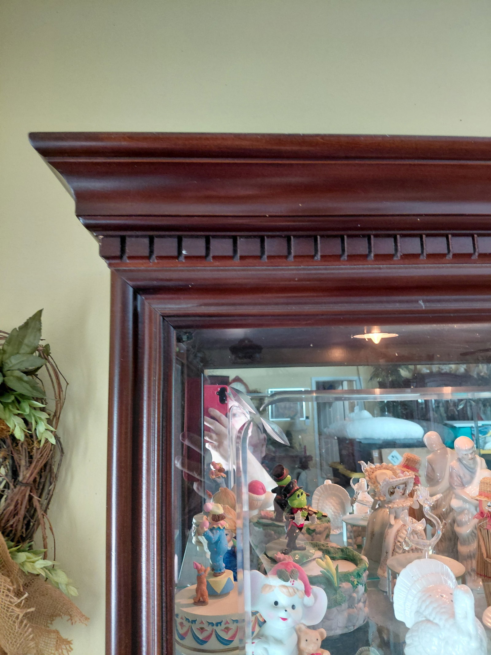 Mahogany Display Case with Light / Needs a good cleaning - 4